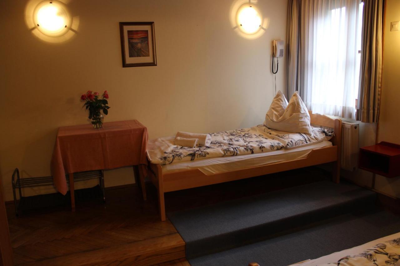 Hotel Alt Kirchheim Бад Кляйнкирххайм Экстерьер фото