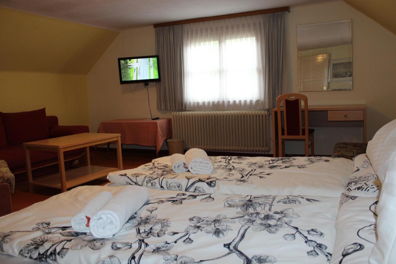 Hotel Alt Kirchheim Бад Кляйнкирххайм Экстерьер фото